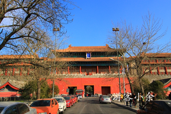 西华门西华门与东华门形制基本相同,平面矩形,红色城台,汉白玉须弥座